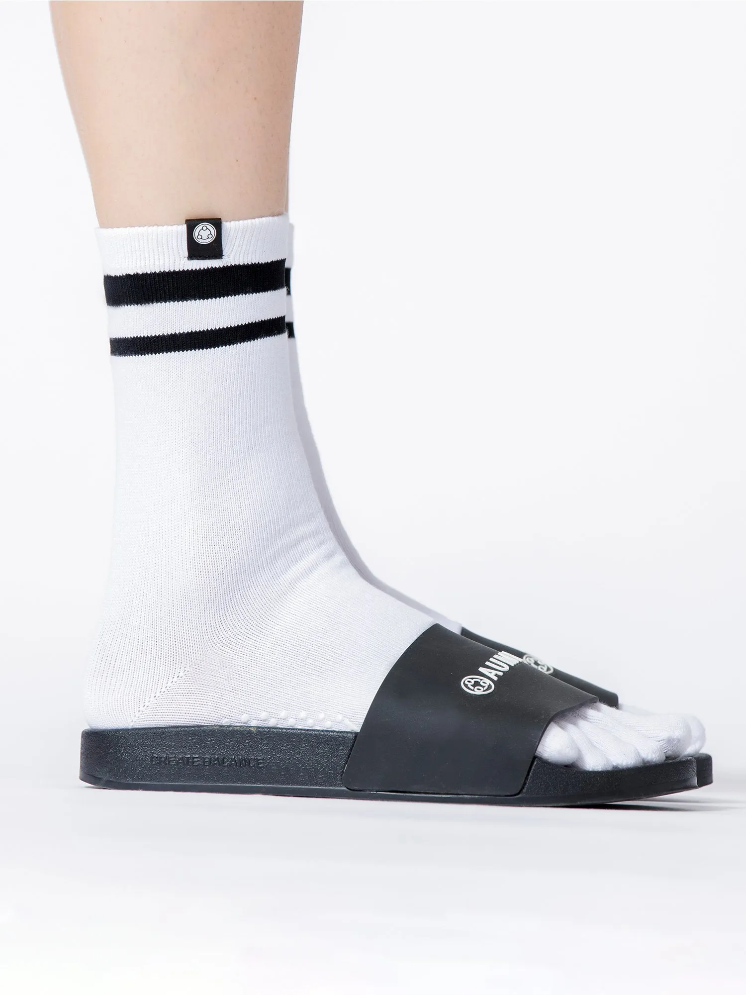 KNEE HIGH FULL TOE YOGA GRIP SOCKS, WHITE/BLACK
