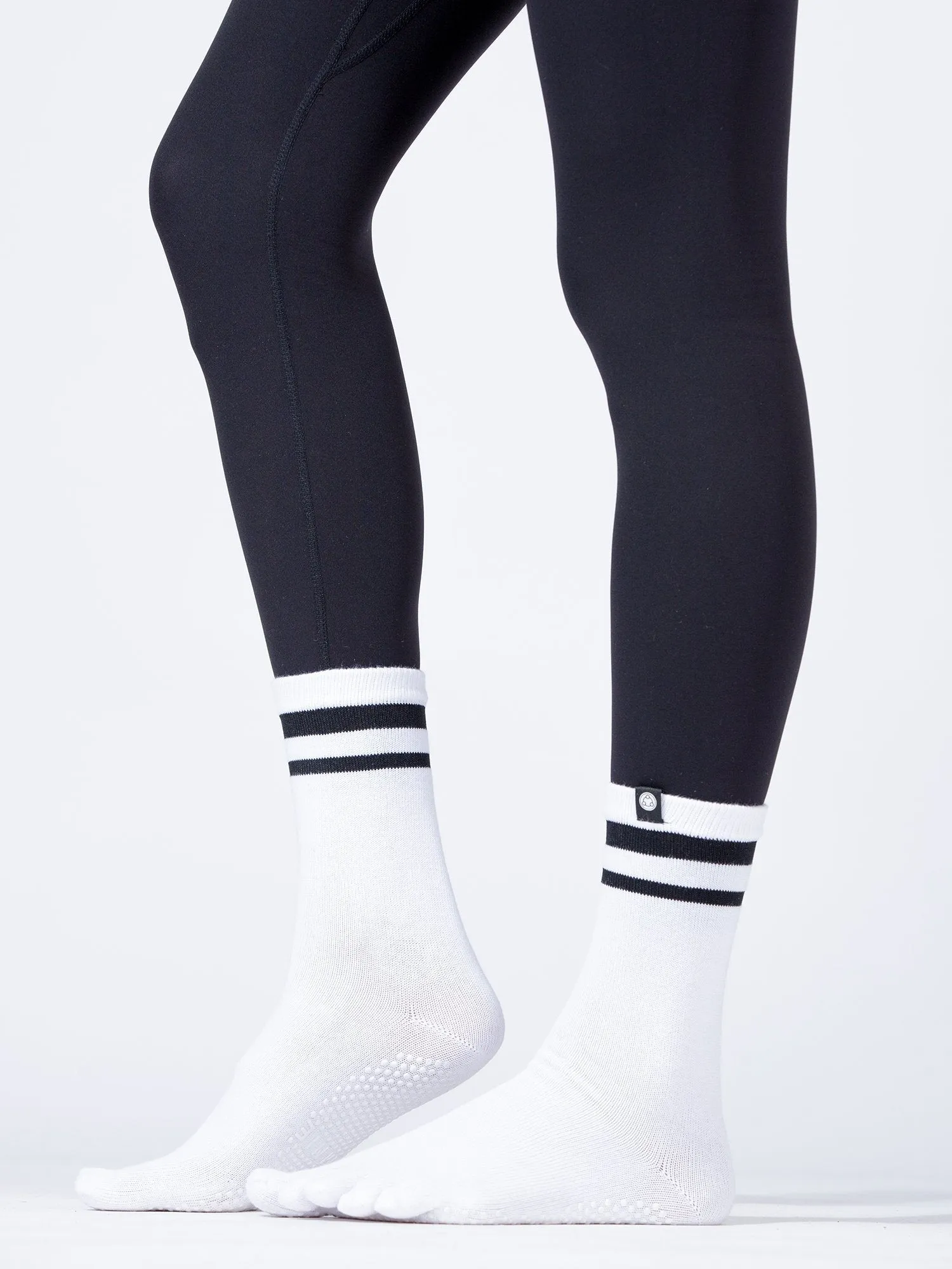 KNEE HIGH FULL TOE YOGA GRIP SOCKS, WHITE/BLACK