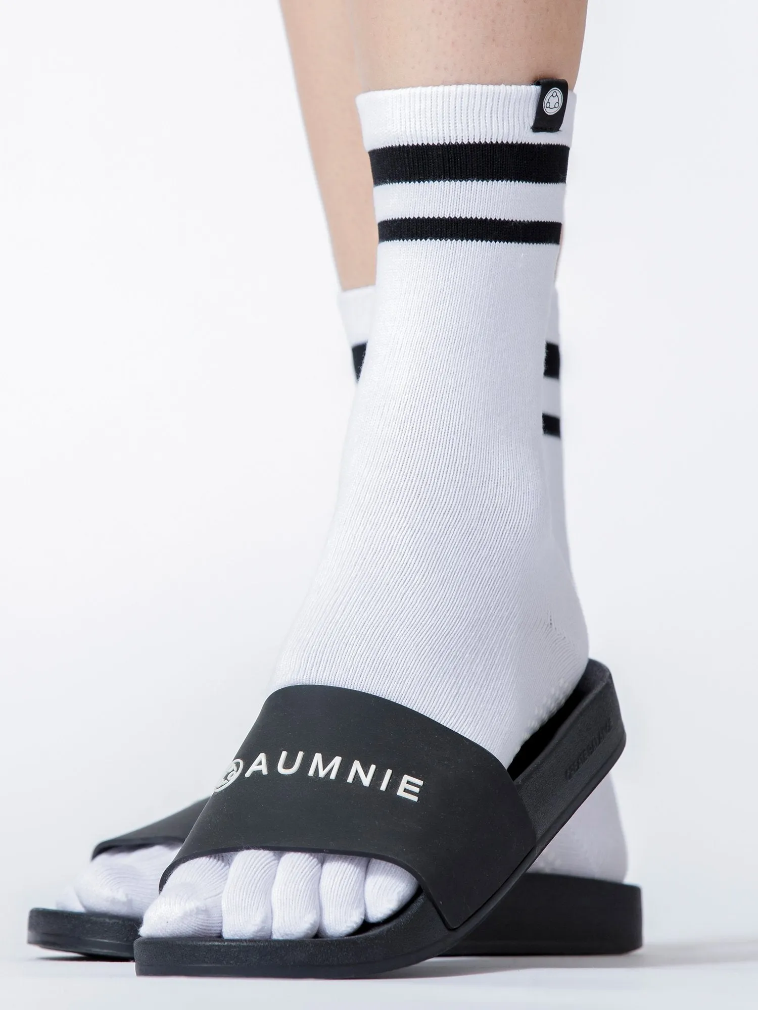 KNEE HIGH FULL TOE YOGA GRIP SOCKS, WHITE/BLACK